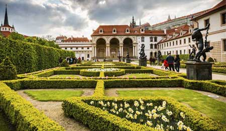 Le palais Wallenstein, siège du sénat tchèque qui renferme un jardin magnifique, un des coins secrets de Prague