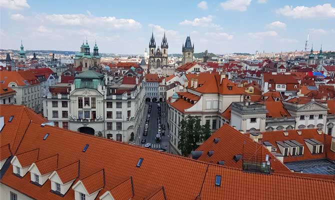 La vue depuis le sommet de la tour astronomique du Klementinum à Prague, une activité si l'on se demande que faire à Prague