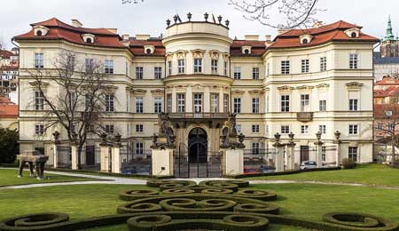 le palais lobkowicz, un très beau palais baroque dans l'enceinte du château de Prague, un des lieux insolites à Prague