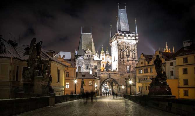 Le pont Charles de Prague du XIVème siècle, plein de légendes