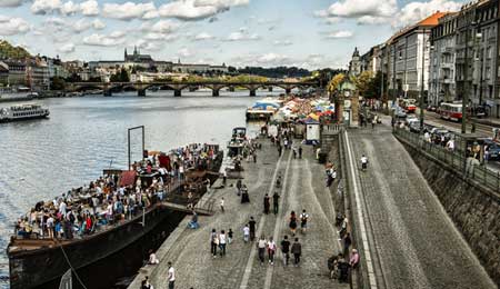 Naplavka, une belle promenade le long de rivière Vltava pour profiter de Prague hors des sentiers battus