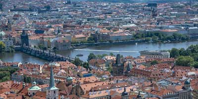 La belle vue de Prague depuis la tour de la cathédrale saint guy
