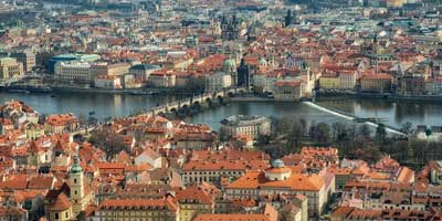 Un des plus beaux points de vue de Prague s'offre à vous du haut de la tour pétrin