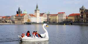 Louer un pédalo est une activité à faire avec des enfants à Prague