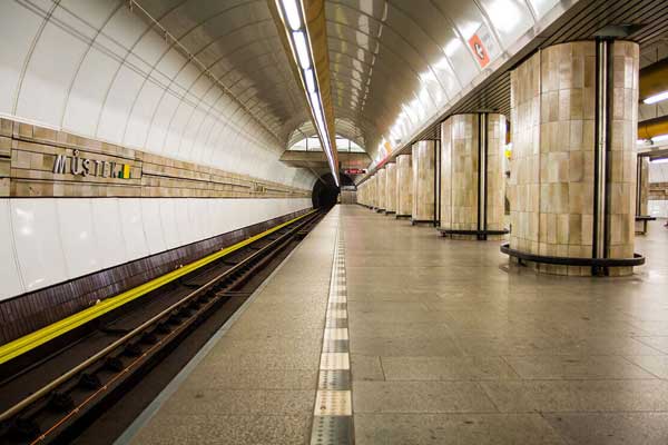 Le métro de Prague qui souligne l'architecture de type brutaliste