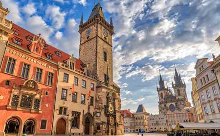 la place de la vieille ville, une des plus belles places de Prague