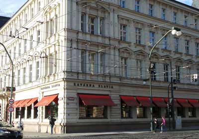 café slavia : l'un des cafés de Prague historique