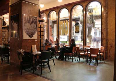 kavarna lucerna l'un des cafés de Prague dans un passage
