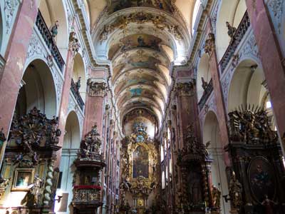 Basilique Saint-Jacques-le-Majeur de Prague (Bazilika svatého Jakuba Většího) une des églises de Prague qu est majestueuse