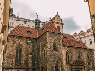 Église Saint-Martin-dans-le-Mur (Kostel svatého Martina ve zdi) une des églises de Prague les plus surprenantes