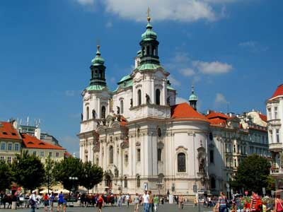 Église Saint-Nicolas (Kostel sv. Mikuláše) une des belles églises de Prague sur la place de la Vieille Ville