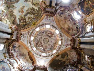 Église Saint-Nicolas de Malá Strana (Kostel sv. Mikuláše)<br />
une des plus belles églises de Prague