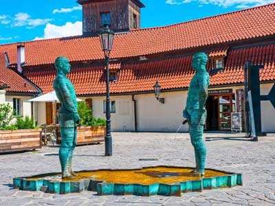 Que faire a mala strana? voir les oeuvres de David Cerny