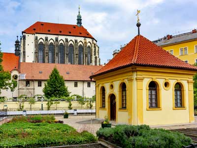 Que faire dans la nouvelle ville de Prague ? voir l'église notre dame des neiges